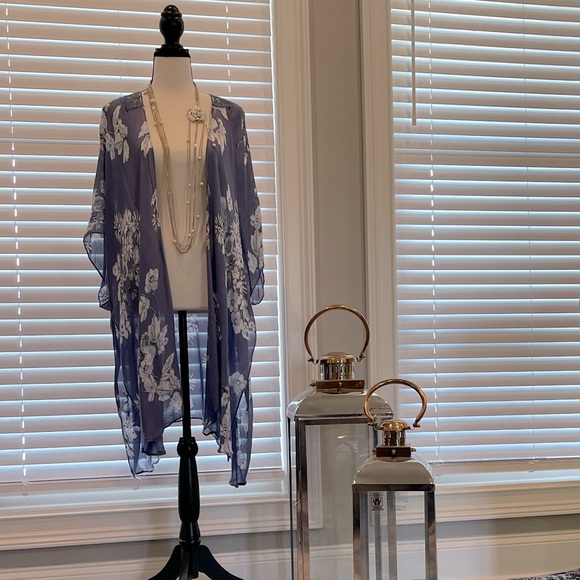 Tops - Beautiful Blue flowing floral kimono with crochet back